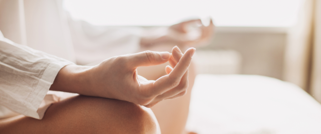 Berührende Fingerspitzen bei Meditation.